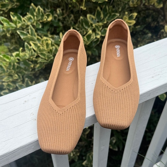 Vivaia NWOT Margot 2.0 flats - Picture 2 of 8